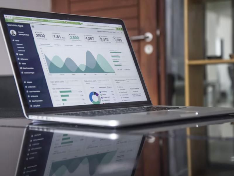Laptop mit Auswertungen und Diagrammen