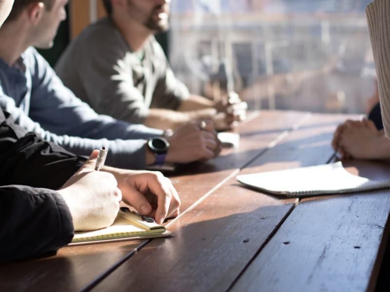 Beratungsgespräch mit Unterlagen am Besprechungstisch